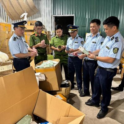 Đột kích cơ sở kinh doanh hơn 20 tấn mỹ phẩm, kem đánh răng quá hạn sử dụng